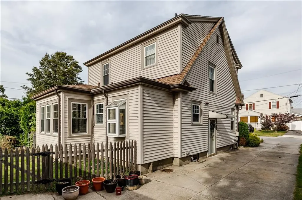32 Lockmere Road Cranston RI 02910