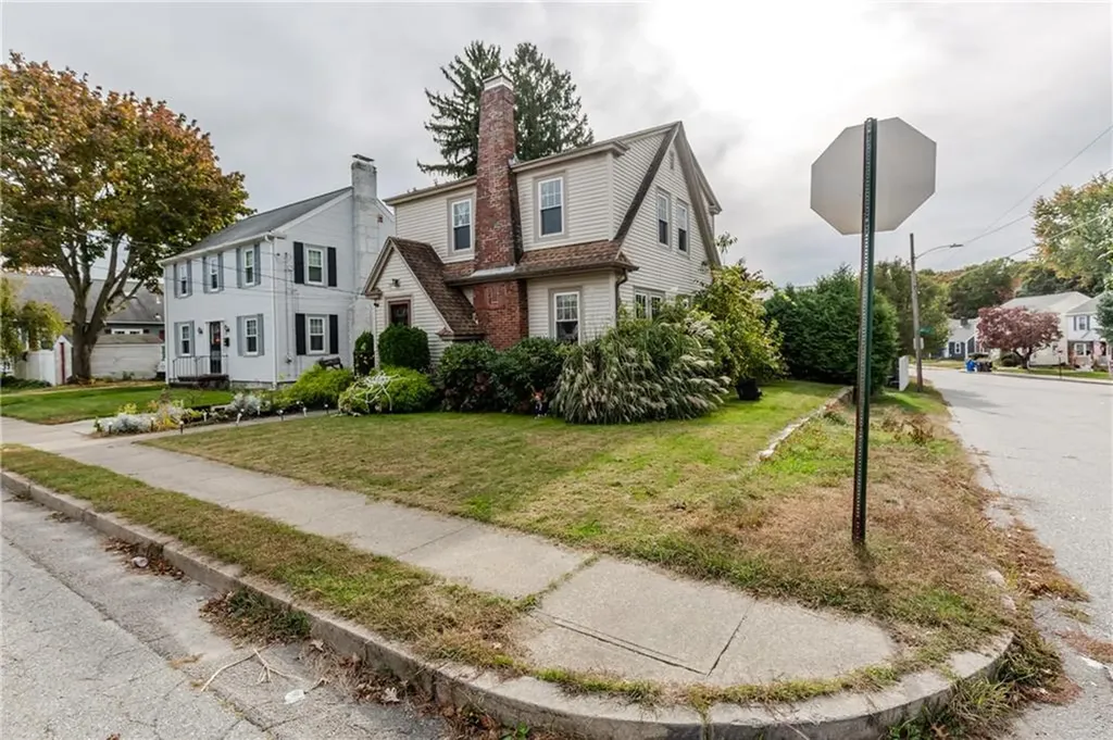 32 Lockmere Road Cranston RI 02910