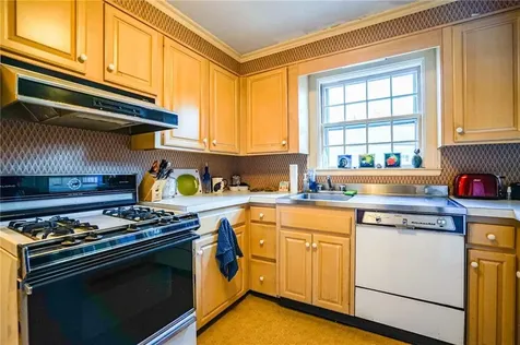 21 Holbrook Avenue East Providence RI 02916