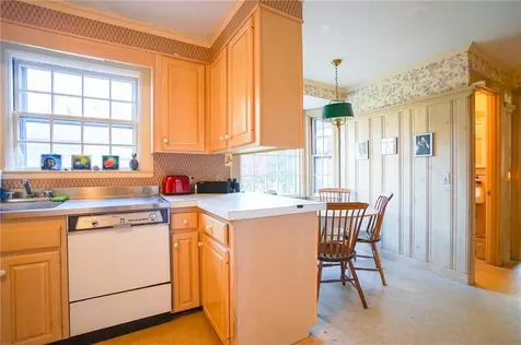 21 Holbrook Avenue East Providence RI 02916