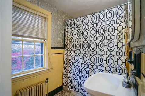 21 Holbrook Avenue East Providence RI 02916