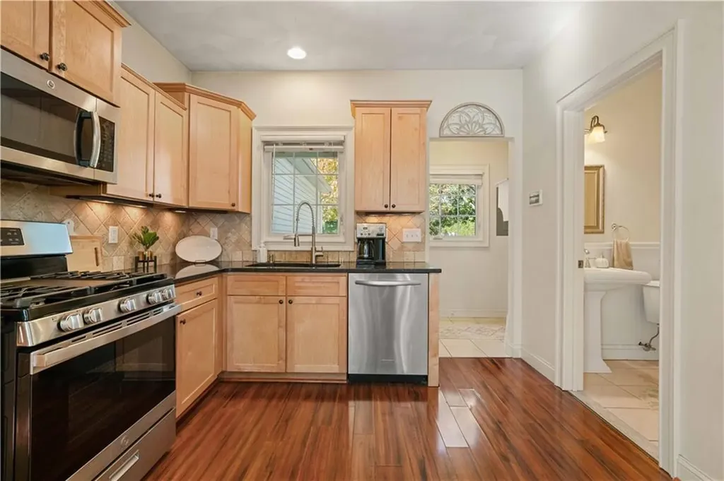 91 Waverly Street Warwick RI 02889