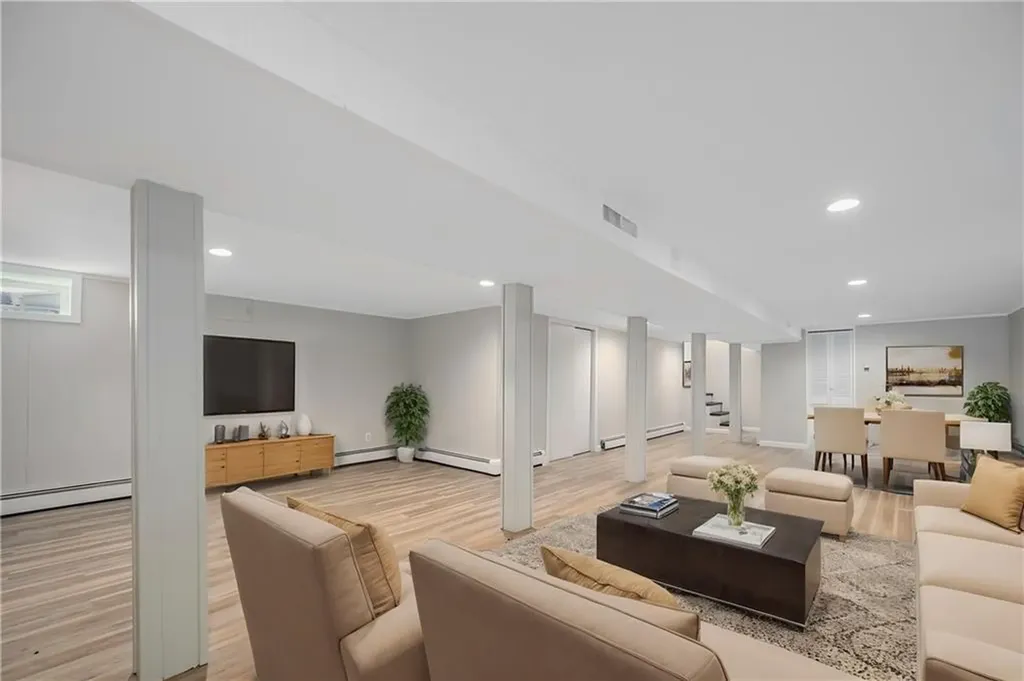 195 Lake Garden Drive Cranston RI 02920