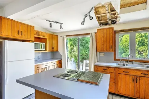 13 Everett Avenue Bristol RI 02809