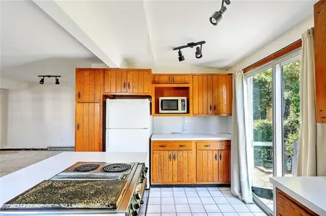 13 Everett Avenue Bristol RI 02809