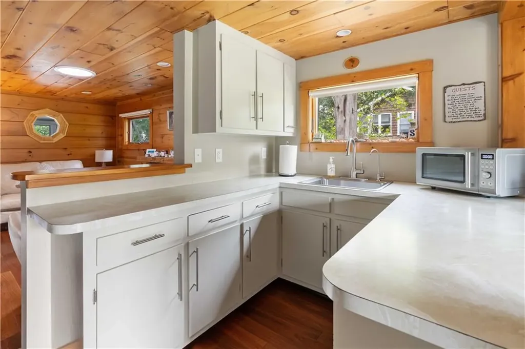 14 Shore Drive Warren RI 02885