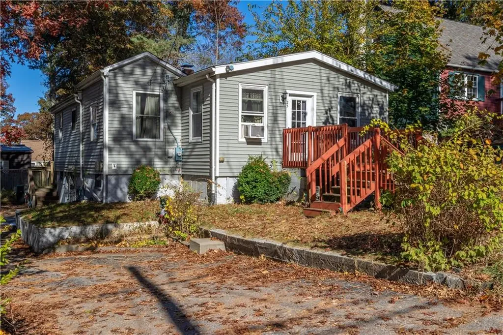 25 Mohawk Street Coventry RI 02816