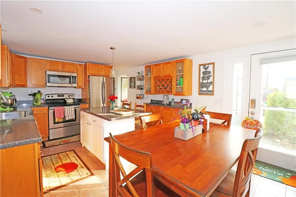 71 Douglas Avenue Portsmouth RI 02871