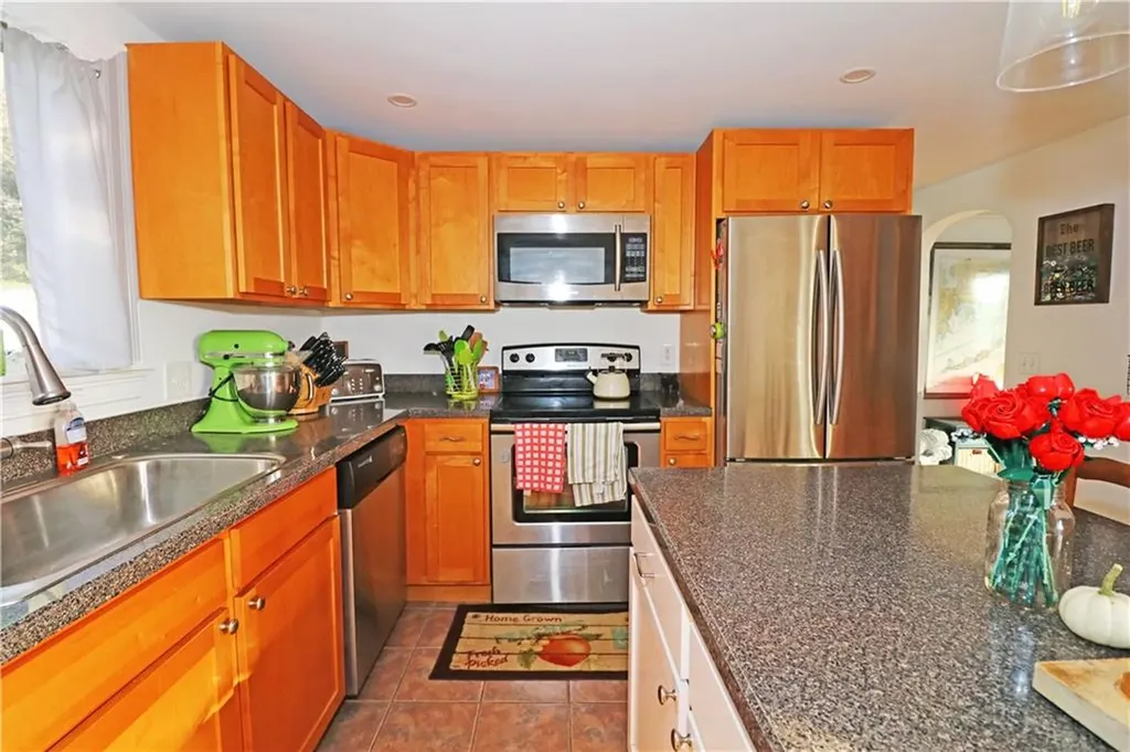 71 Douglas Avenue Portsmouth RI 02871
