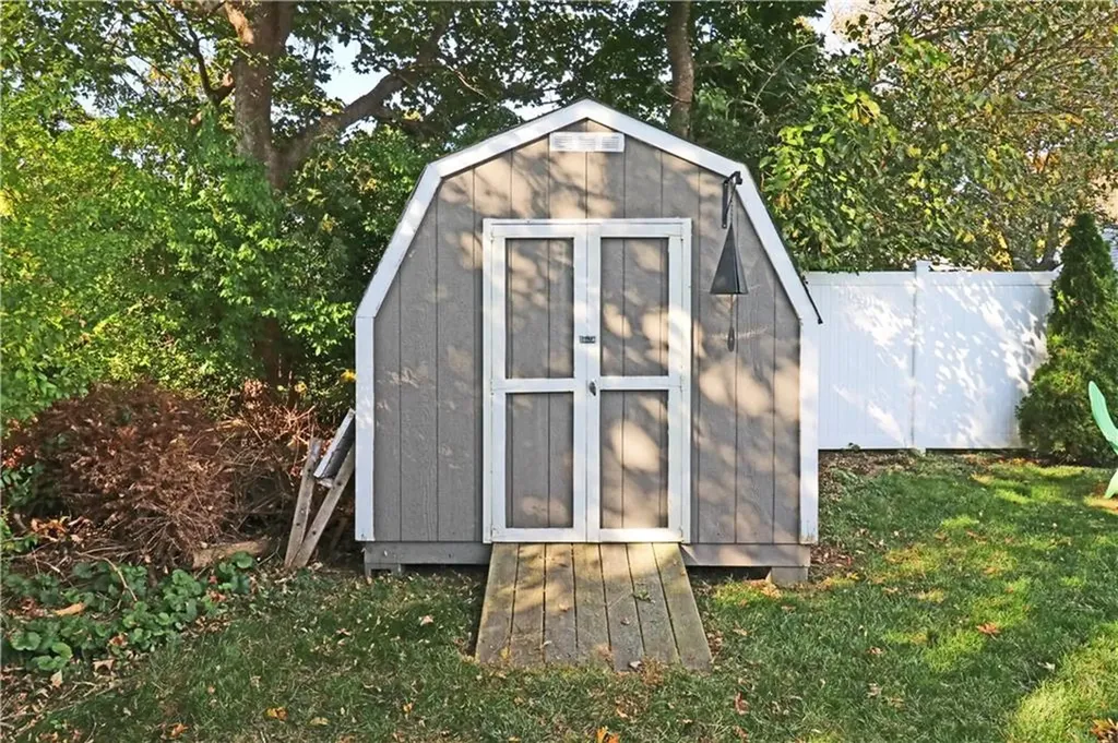 71 Douglas Avenue Portsmouth RI 02871