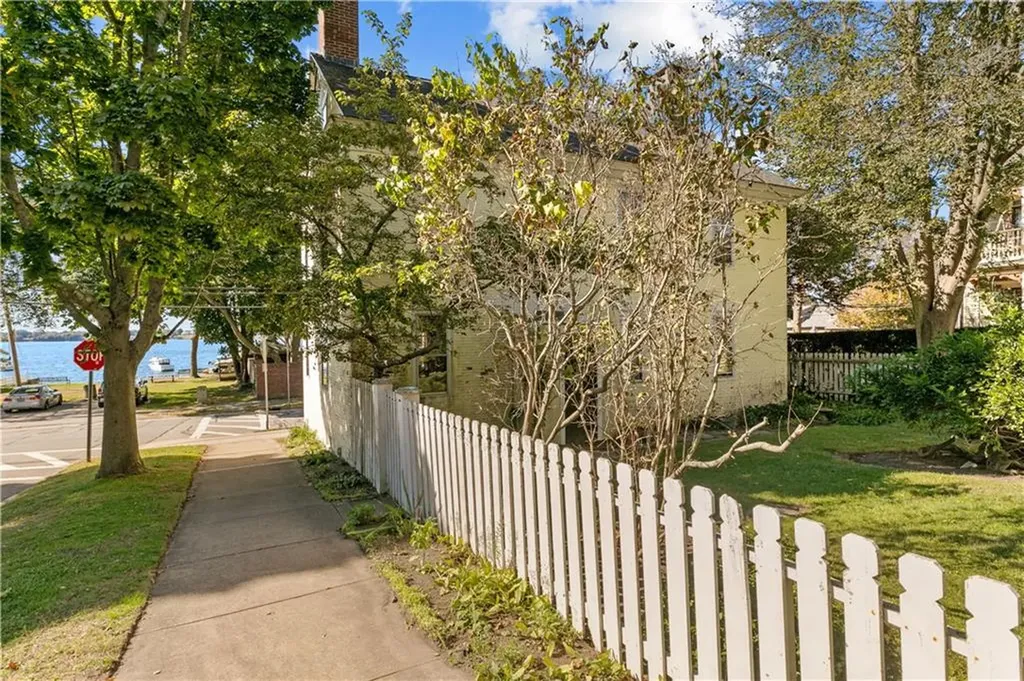 224 Hope Street Bristol RI 02809