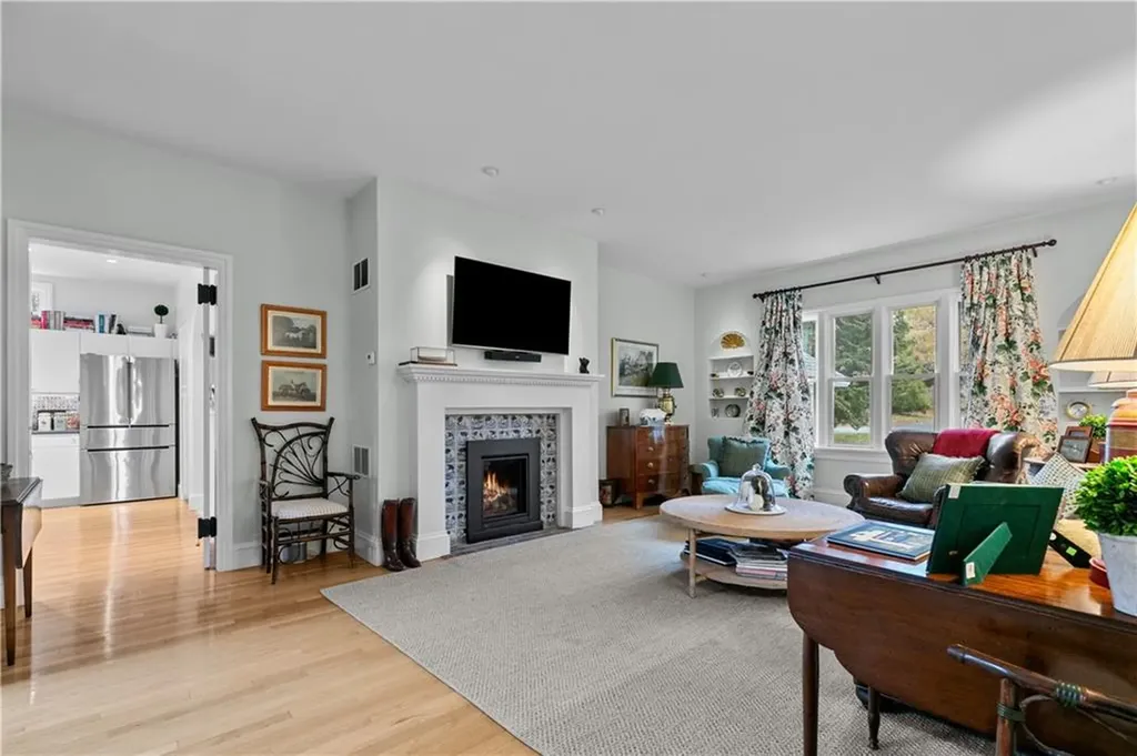 561 Indian Avenue Middletown RI 02842