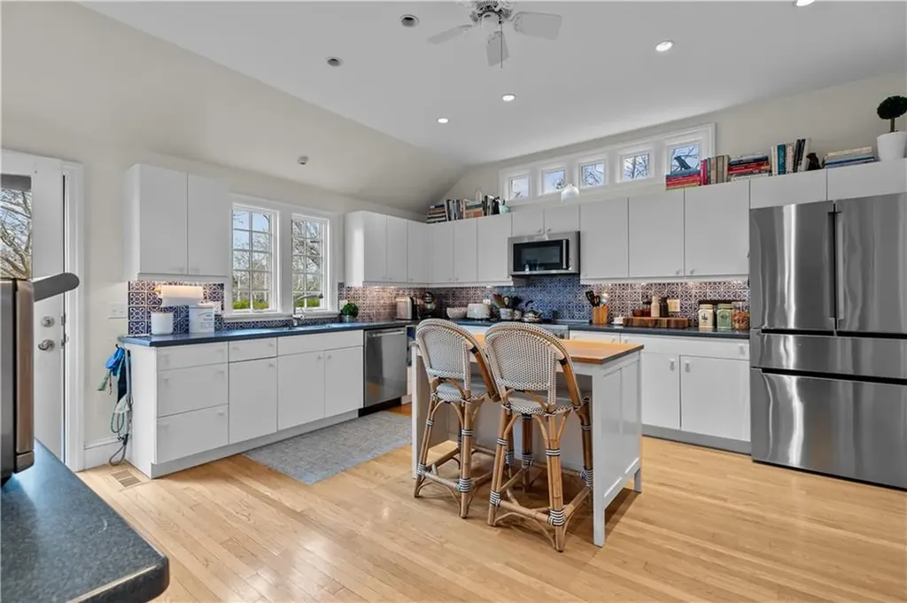 561 Indian Avenue Middletown RI 02842