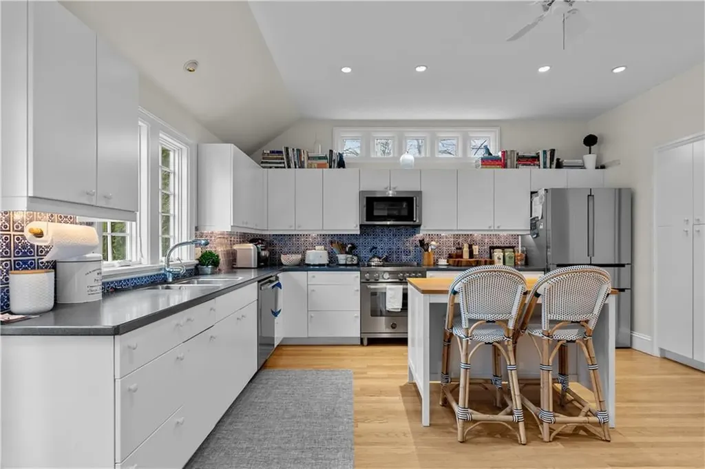561 Indian Avenue Middletown RI 02842