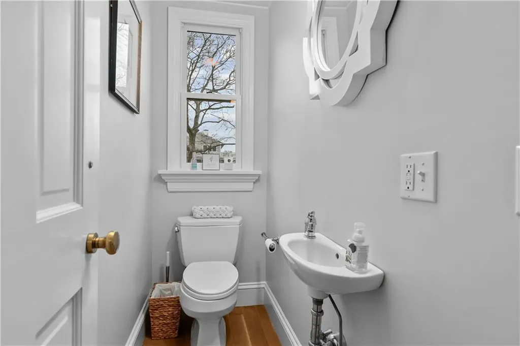 561 Indian Avenue Middletown RI 02842