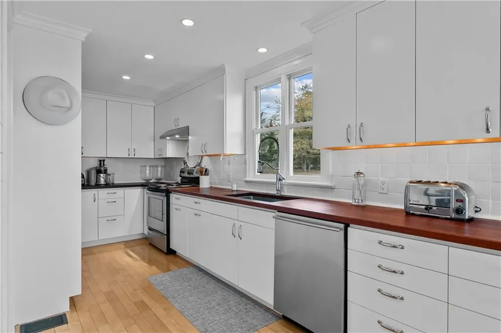 561 Indian Avenue Middletown RI 02842