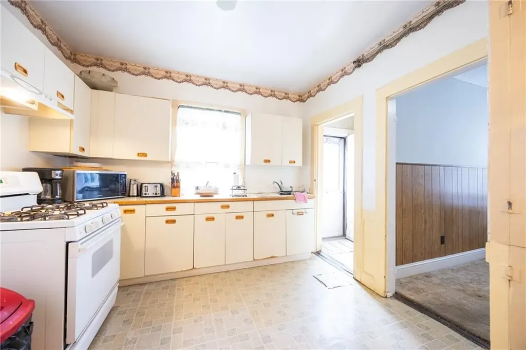 10 Pond Avenue Newport RI 02840