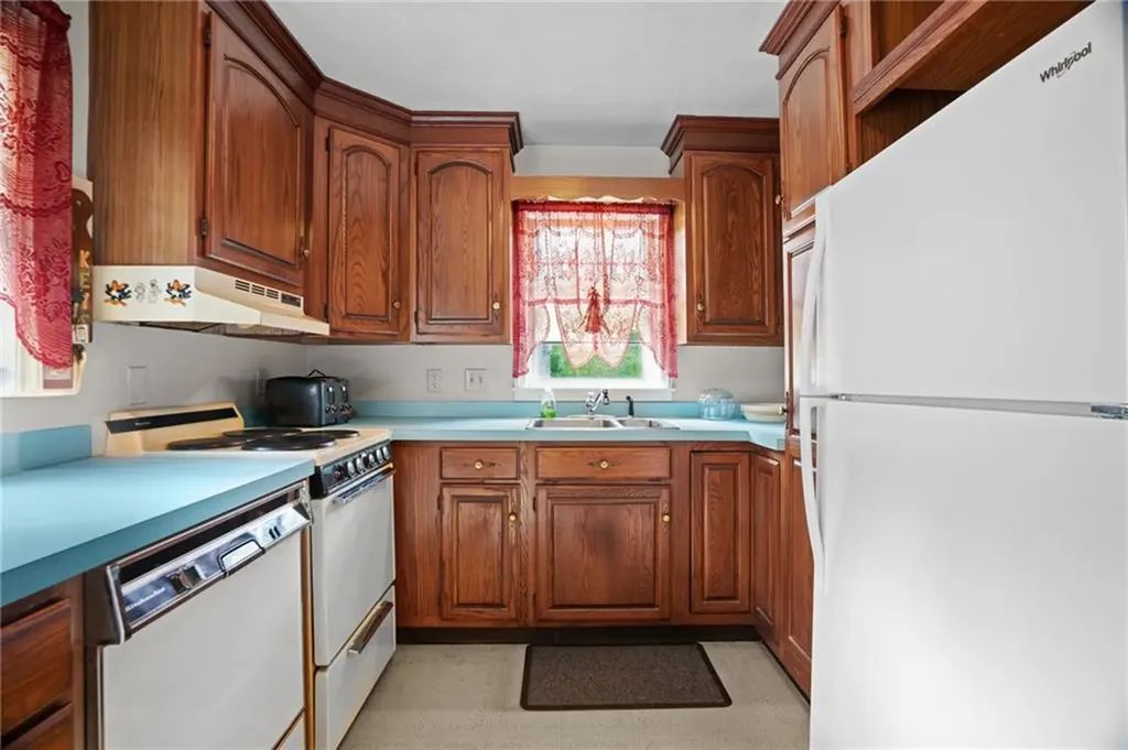 39 Woodlawn Road North Smithfield RI 02896