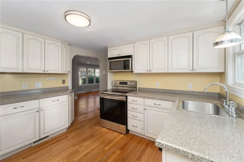 24 Winthrop Street East Providence RI 02915