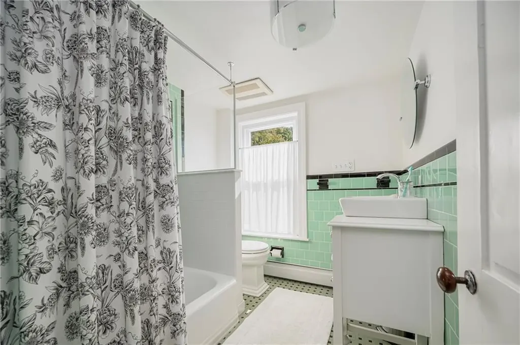 21 Avenue A Warren RI 02885
