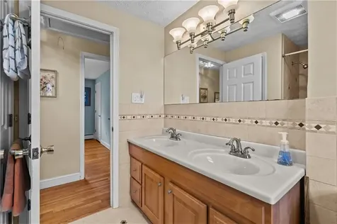 22 Pear Street Portsmouth RI 02871