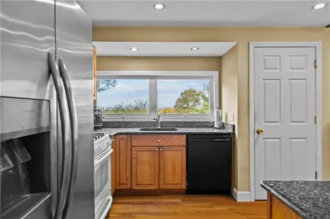 22 Pear Street Portsmouth RI 02871