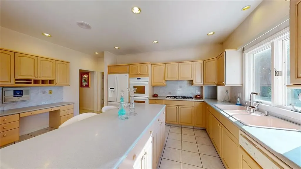 24 Michelle Circle Warwick RI 02886