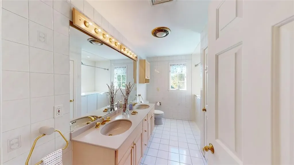 24 Michelle Circle Warwick RI 02886