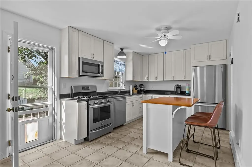 81 Lee Avenue Portsmouth RI 02871