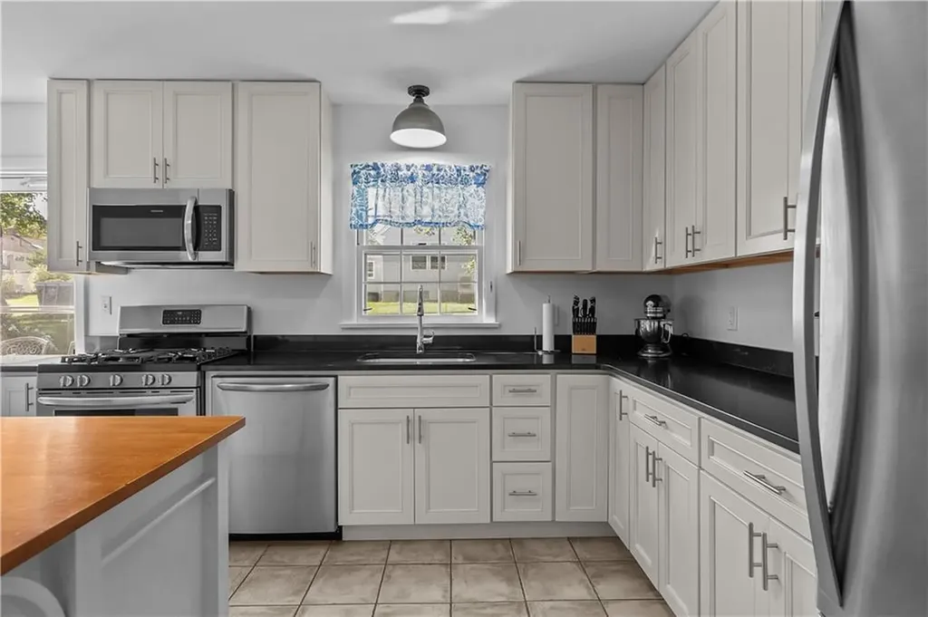 81 Lee Avenue Portsmouth RI 02871