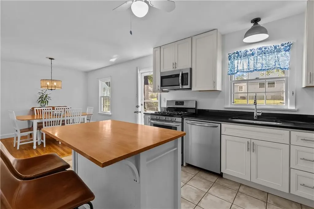 81 Lee Avenue Portsmouth RI 02871