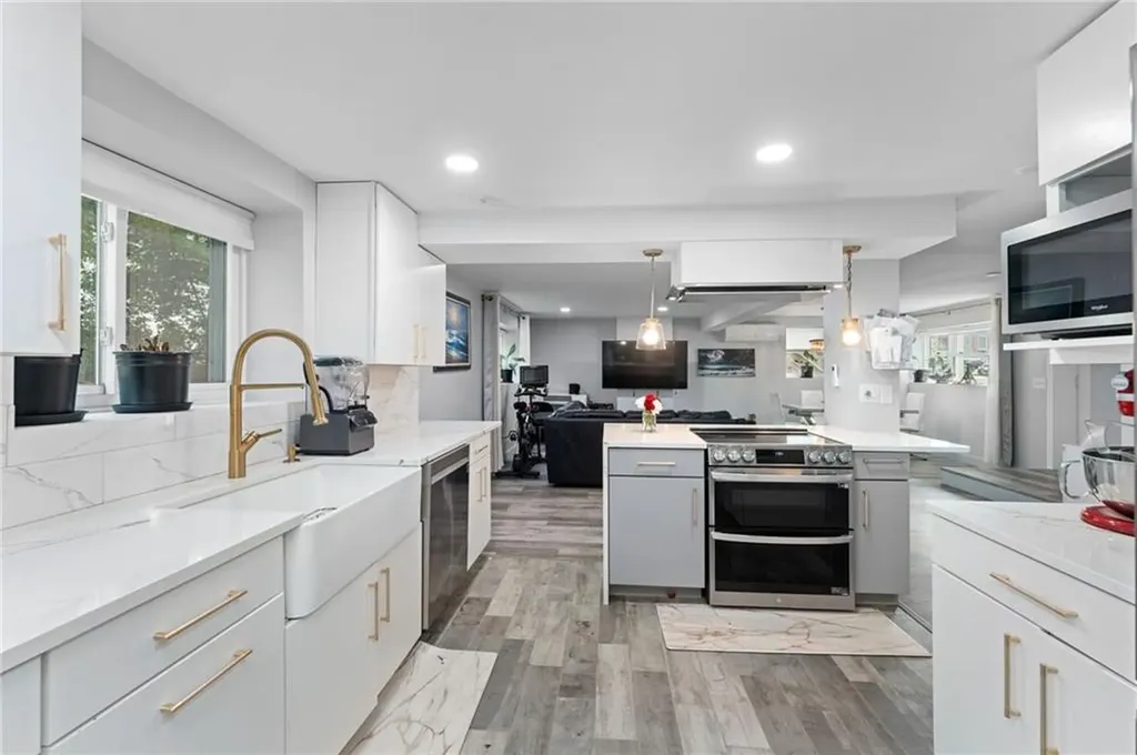 33 Beth Road Tiverton RI 02878