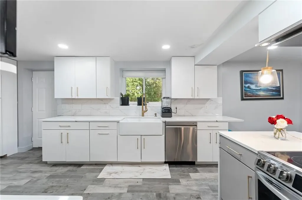 33 Beth Road Tiverton RI 02878