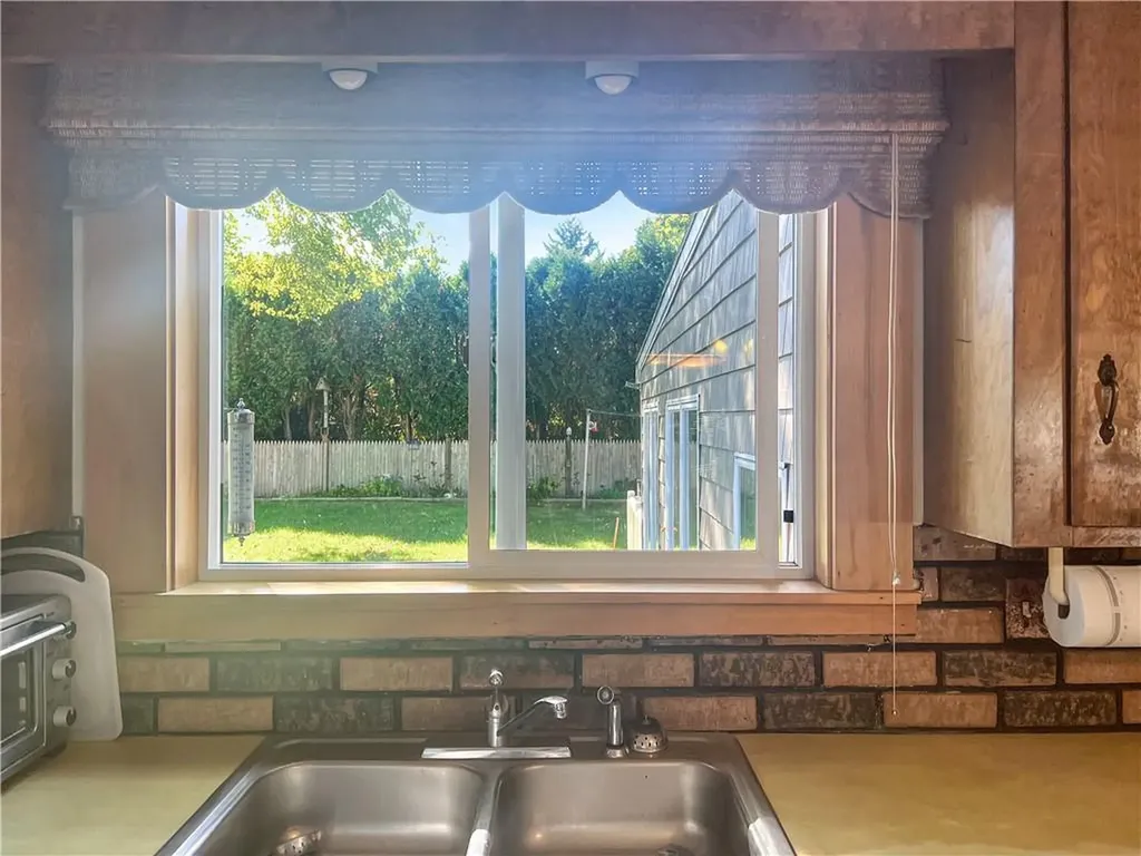 25 Kinnicutt Avenue Warren RI 02885