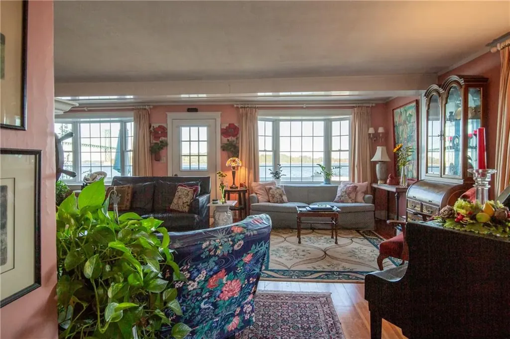 70 Bayview Avenue Portsmouth RI 02871