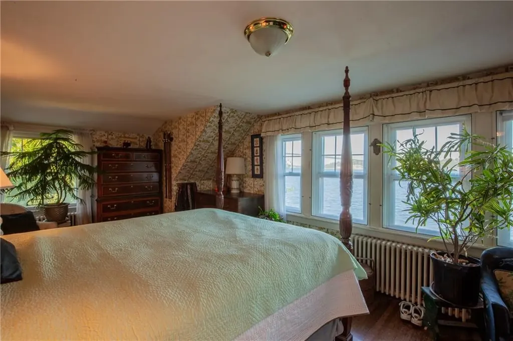 70 Bayview Avenue Portsmouth RI 02871