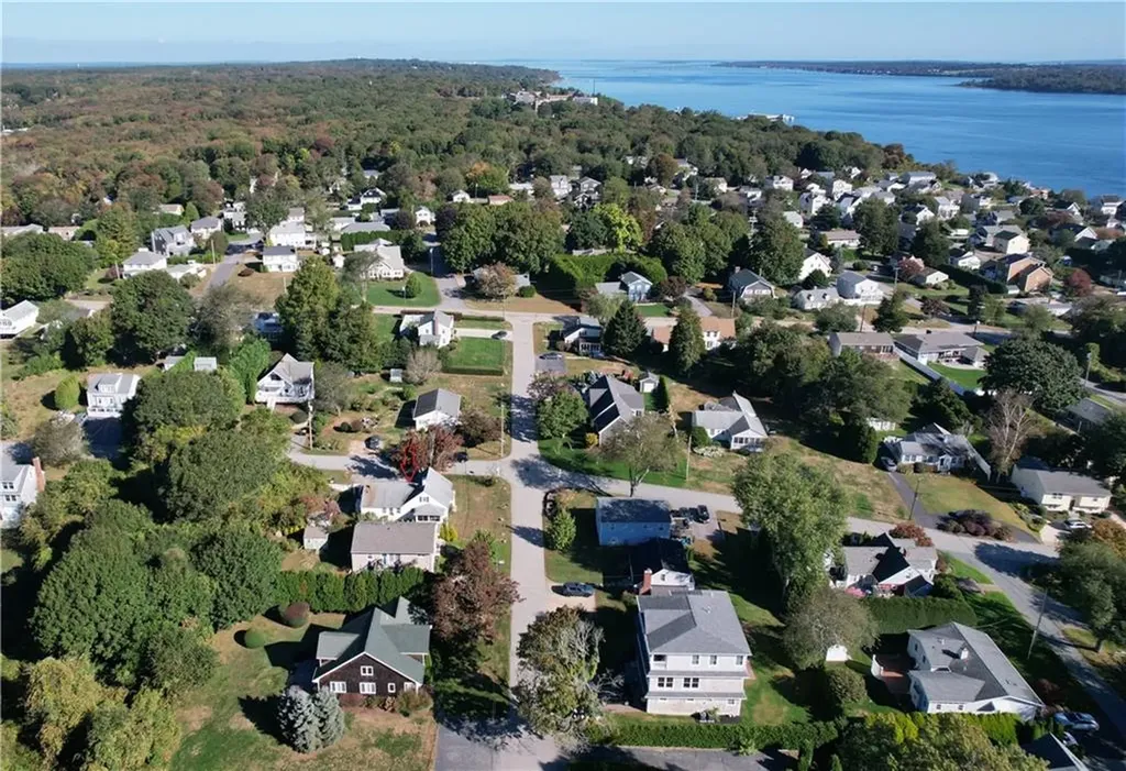 19 Maywood Road Narragansett RI 02882