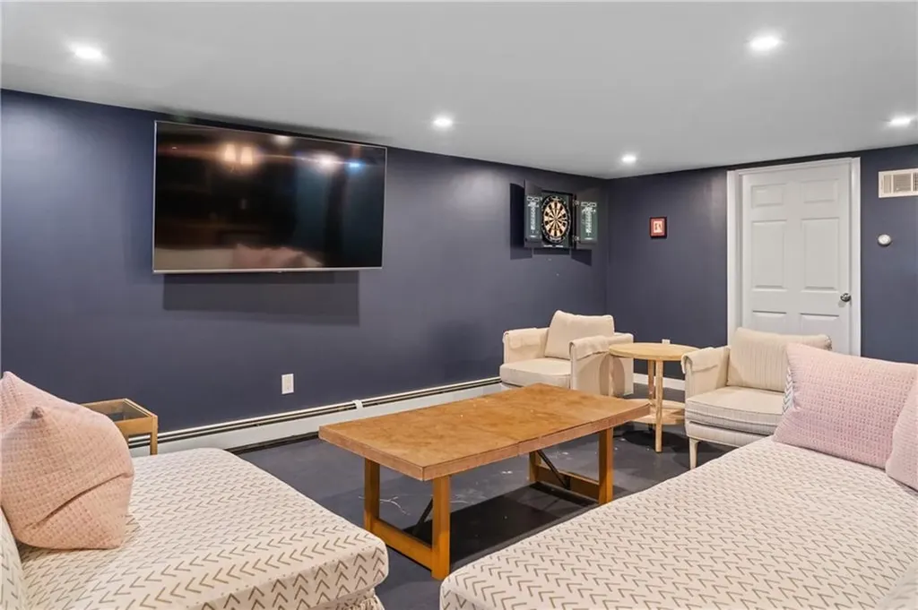 124 Harrison Avenue Newport RI 02840