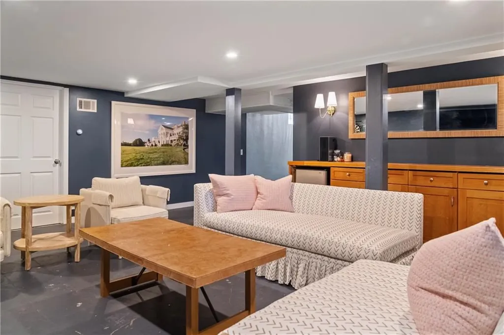 124 Harrison Avenue Newport RI 02840