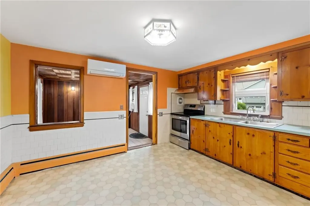 156 White Avenue Warwick RI 02889