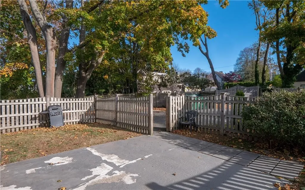 386 Green End Avenue Middletown RI 02842