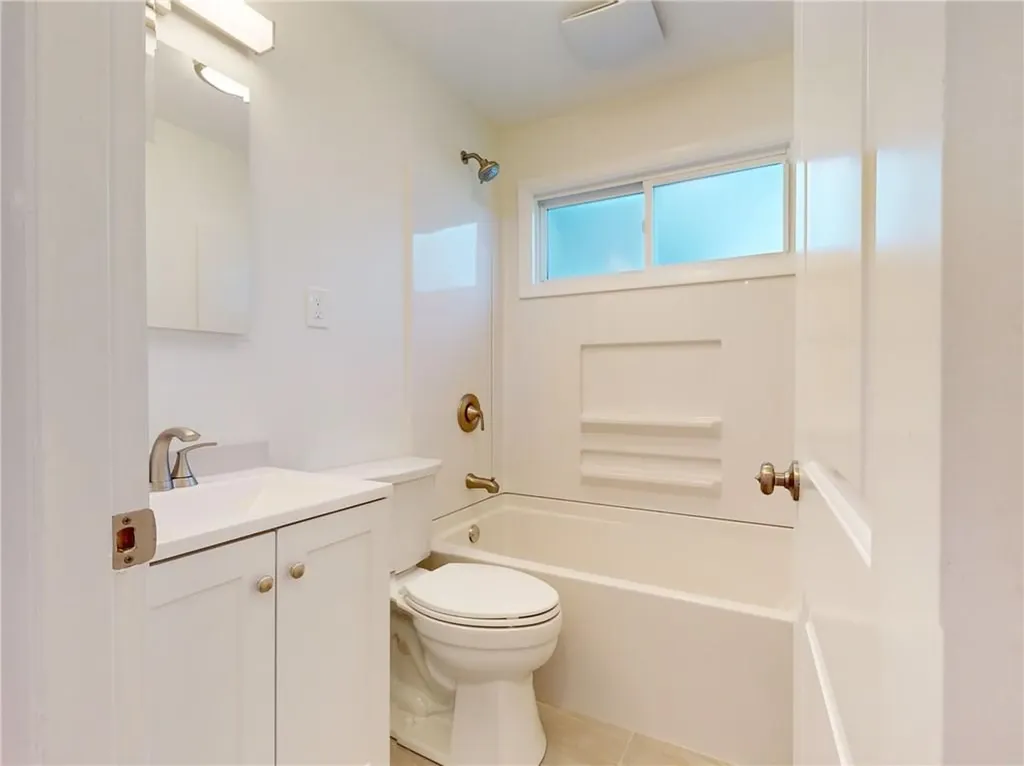 8 Caswell Avenue Newport RI 02840