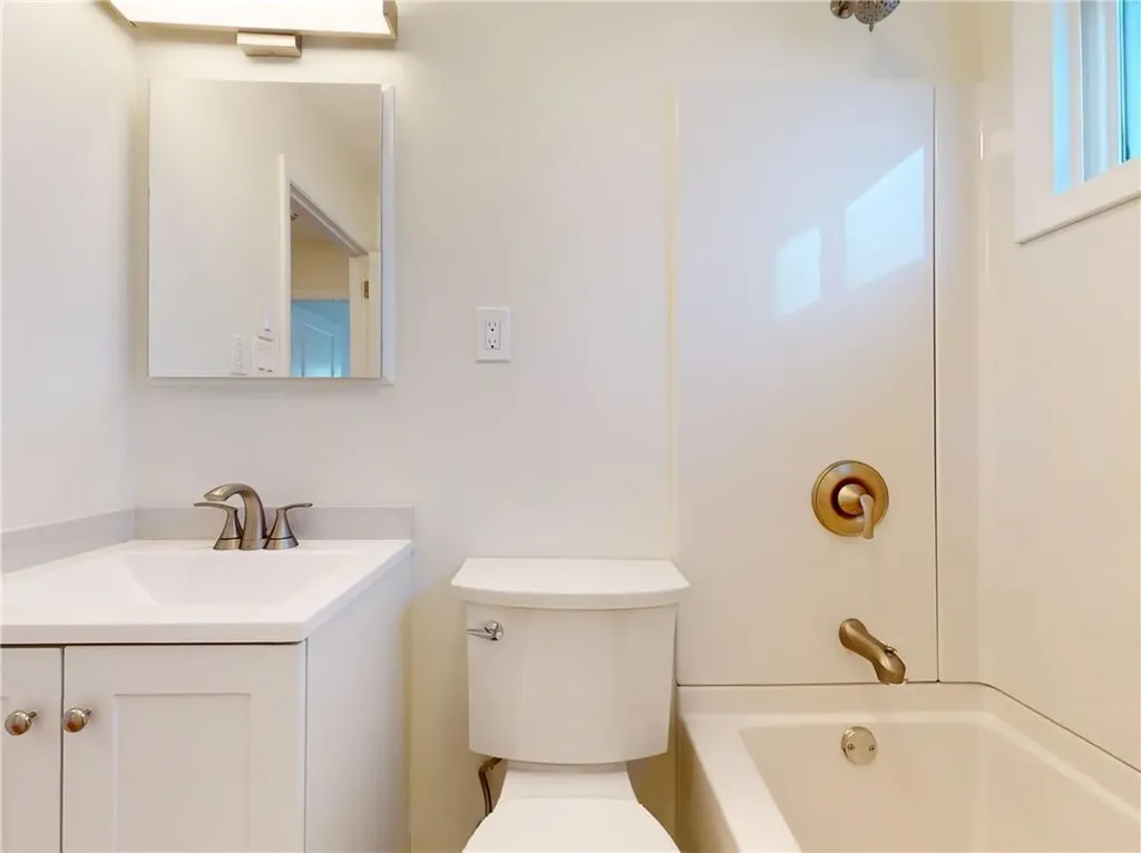 8 Caswell Avenue Newport RI 02840