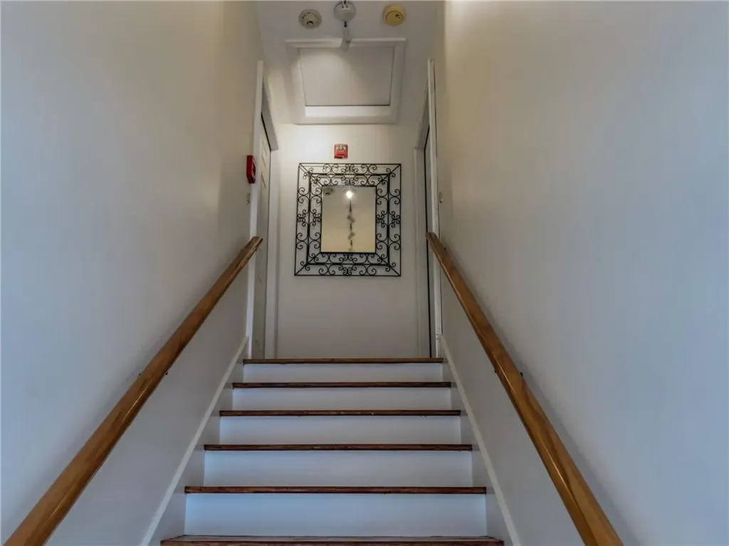 8 Caswell Avenue Newport RI 02840