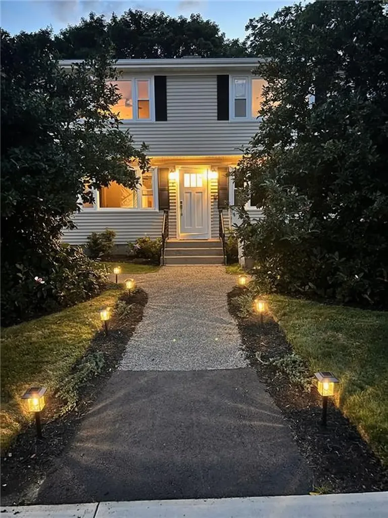8 Caswell Avenue Newport RI 02840