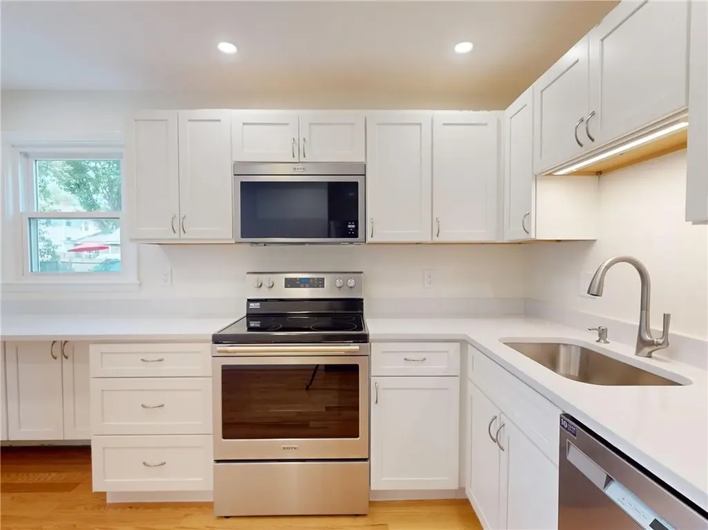 8 Caswell Avenue Newport RI 02840
