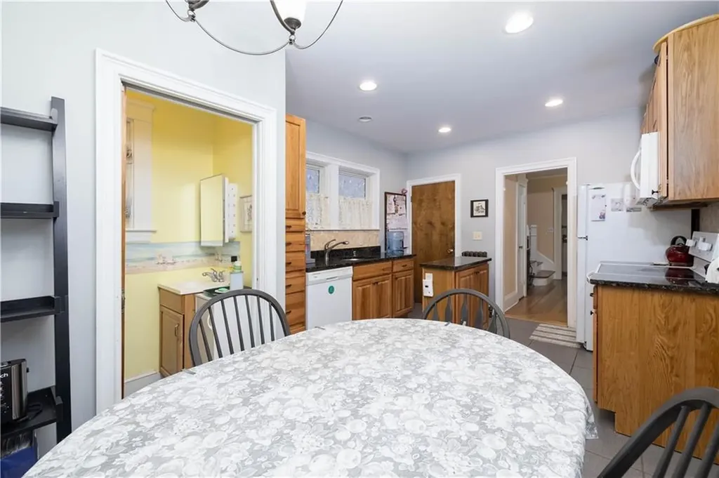 52 Lyndon Road Cranston RI 02905