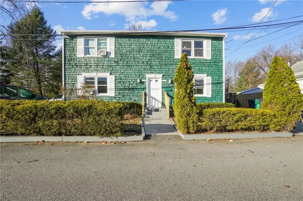127 129 Bleachery Court Warwick RI 02886