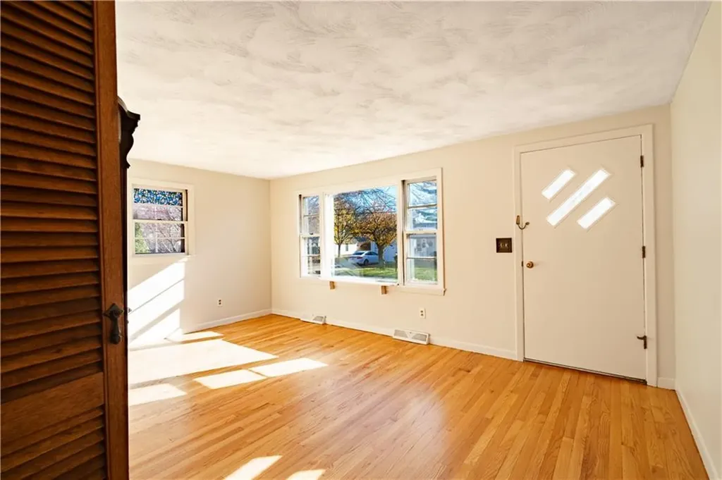 85 Amsterdam Avenue Warwick RI 02889