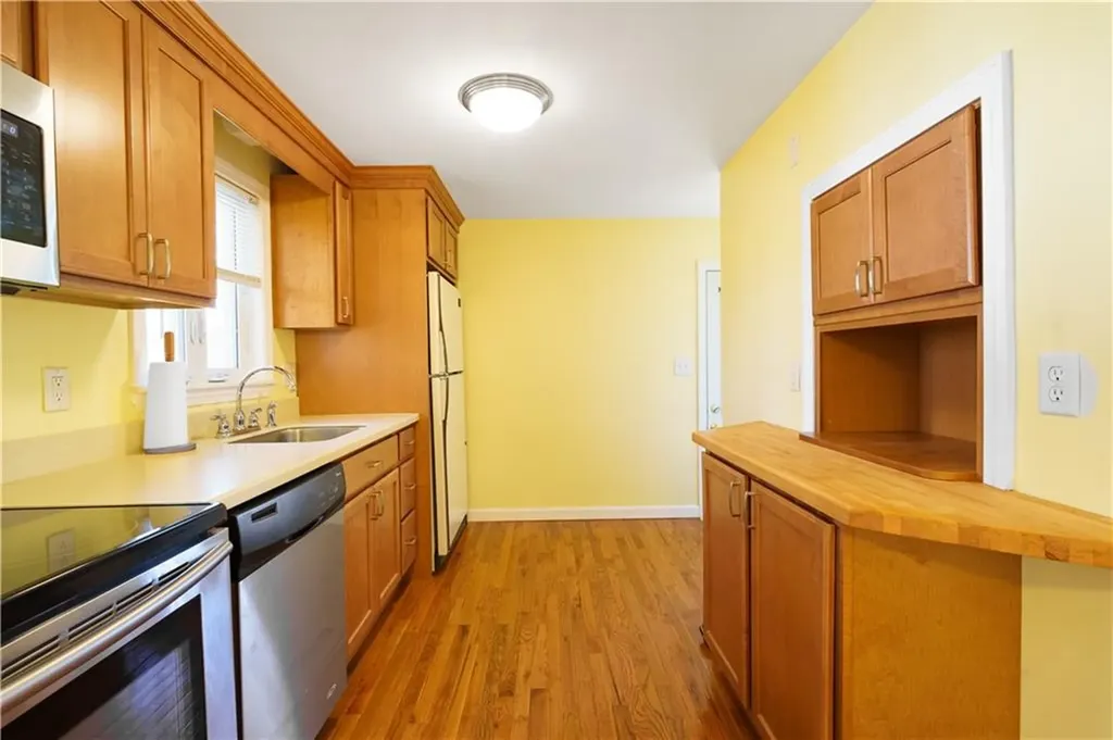 85 Amsterdam Avenue Warwick RI 02889